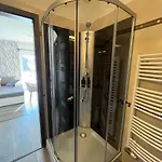 Luxury Wellness Penthouse דירה שיופוק